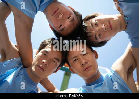 Portrait de jeunes hommes sur un terrain de basket-ball Banque D'Images