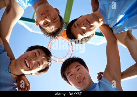 Portrait de jeunes hommes sur un terrain de basket-ball Banque D'Images