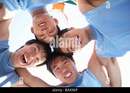 Portrait de jeunes hommes sur un terrain de basket-ball Banque D'Images