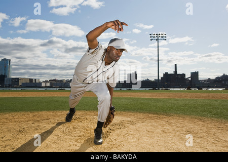 Lancer un ballon de basket-ball Banque D'Images