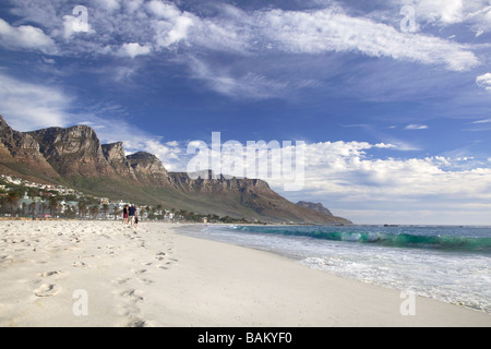 La plage de Camps Bay et les montagnes des Douze Apôtres, Le Cap, Afrique du Sud Banque D'Images