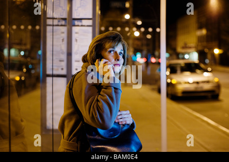 Femme à l'arrêt de bus Banque D'Images