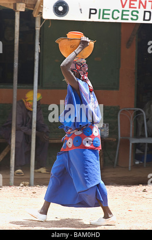 Le Burkina Faso, Province de l'Oudalan, Sahel, Gorom Gorom, femme Peul dans le marché Banque D'Images