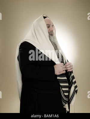 Un rabbin portant un châle de prière Banque D'Images