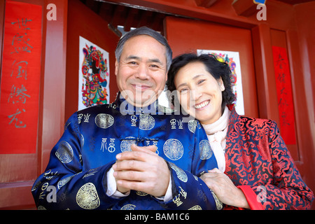 Happy Senior Homme et Femme portant des vêtements traditionnels Banque D'Images