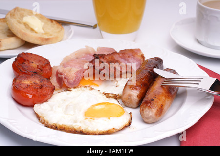 Le petit-déjeuner fraîchement préparé avec des saucisses et du jus Banque D'Images
