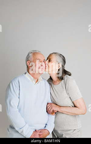 Woman kissing mari Banque D'Images
