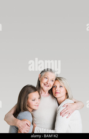 Les femmes de la famille hugging Banque D'Images