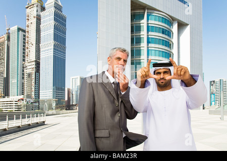Les hommes d'affaires à Dubaï Banque D'Images