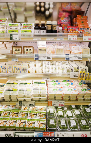 Le tofu dans un réfrigérateur dans un supermarché Banque D'Images