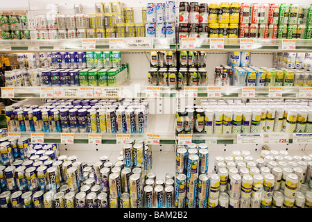 Boîtes de chuhai dans un supermarché d'un réfrigérateur Banque D'Images