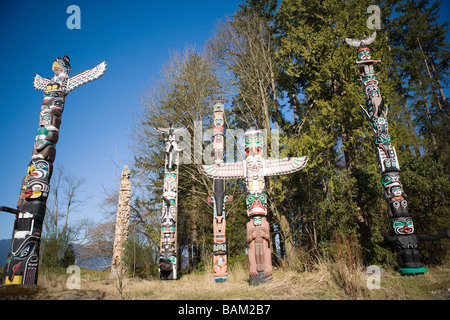 Mâts totémiques dans Stanley Park Vancouver Banque D'Images