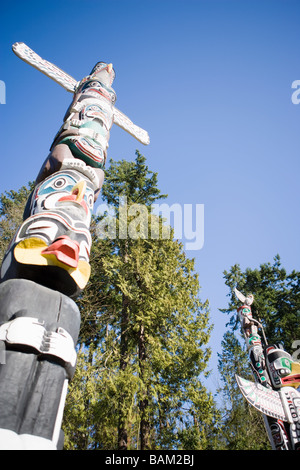 Mâts totémiques dans Stanley Park Vancouver Banque D'Images