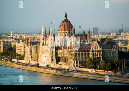 Bâtiment du parlement hongrois et du Danube Banque D'Images