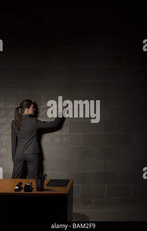 Femme d'affaires et de craie sur le mur Banque D'Images