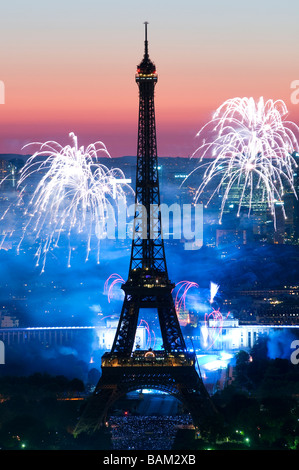 France, Paris, la Tour Eiffel et du feu d'artifice du 14 juillet Banque D'Images