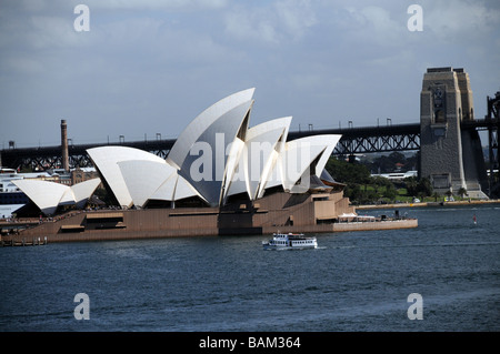 Sydney, Australie, vue de l'Opera House Construit en 2003, conçu par Jorn Utzon, l'un des bâtiments les plus caractéristiques de mots. Banque D'Images