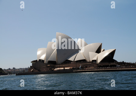 Sydney, Australie, vue de l'Opera House Construit en 2003, conçu par Jorn Utzon, l'un des bâtiments les plus caractéristiques de mots. Banque D'Images