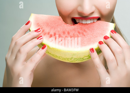 Woman eating watermelon Banque D'Images