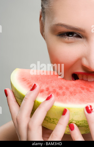 Young woman eating watermelon Banque D'Images