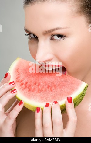 Young woman eating watermelon Banque D'Images