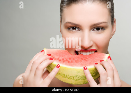 Young woman eating watermelon Banque D'Images