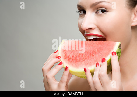 Young woman eating watermelon Banque D'Images