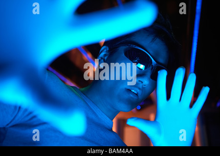 Close-Up Of Futuristic Looking Man Wearing Sunglasses Banque D'Images