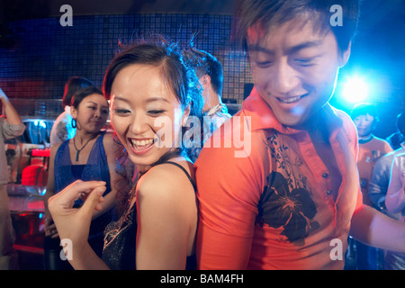 Young Couple Dancing Banque D'Images