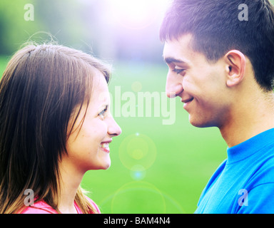 Jeune couple dans l'amour à l'autre profondément dans les yeux Banque D'Images