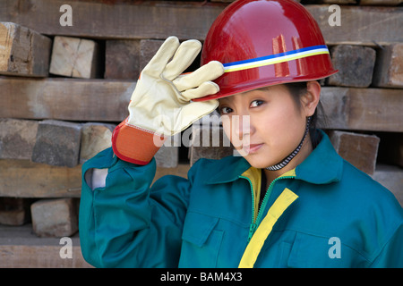 Travailleur portent un casque dans un chantier de construction Banque D'Images