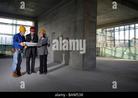 Des entrepreneurs en construction Site Wearing hard hats Banque D'Images