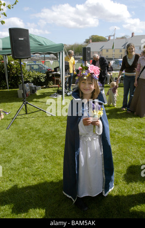 Une fillette de 8 ans ayant été couronné peut sourire Reine du Penryn, Cornwall, UK Banque D'Images