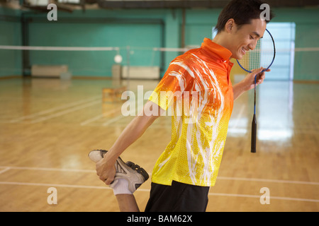 Joueur de tennis qui s'étend sur cour Banque D'Images