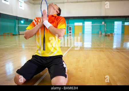 Joueur de tennis à genoux priant Banque D'Images