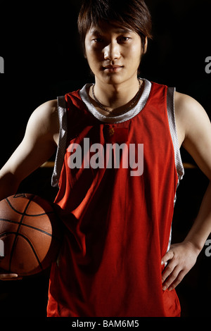 Portrait de Jeune joueur de basket-ball Banque D'Images