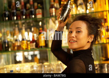 Bartender Shaking Cocktail Banque D'Images