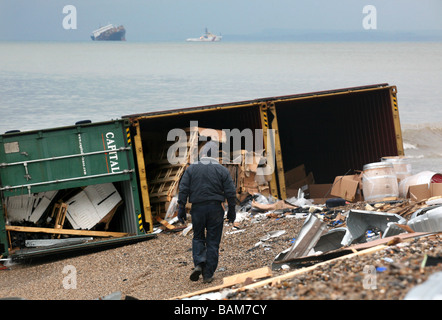 La plage de Branscombe, Devon, après avoir lavé la cargaison jusqu'à partir de la MSC Napoli Banque D'Images