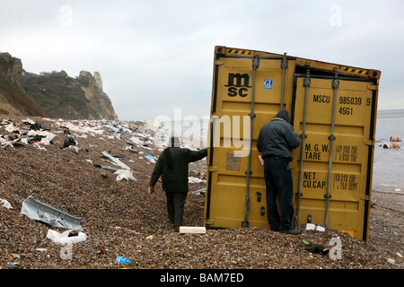 La plage de Branscombe, Devon, après avoir lavé la cargaison jusqu'à partir de la MSC Napoli Banque D'Images