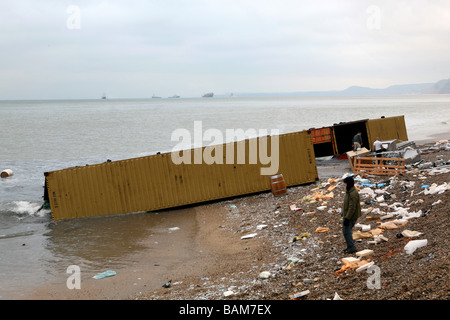 La plage de Branscombe, Devon, après avoir lavé la cargaison jusqu'à partir de la MSC Napoli Banque D'Images