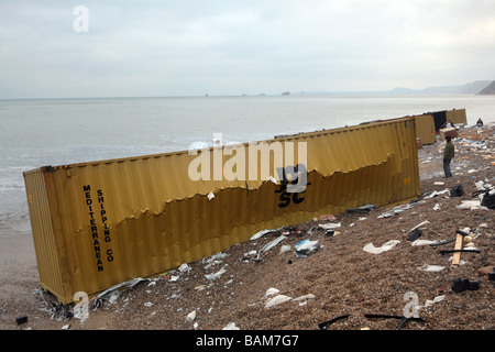 La plage de Branscombe, Devon, après avoir lavé la cargaison jusqu'à partir de la MSC Napoli Banque D'Images