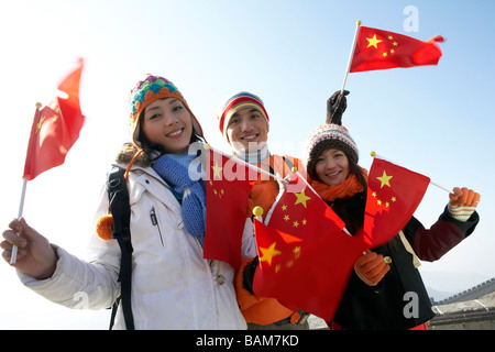 Les jeunes brandissant des drapeaux sur la Grande Muraille de Chine Banque D'Images