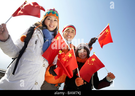 Les jeunes brandissant des drapeaux sur la Grande Muraille de Chine Banque D'Images