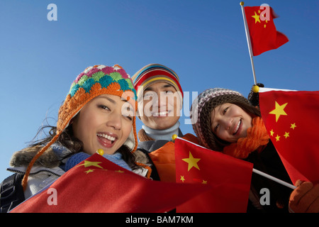 Les jeunes brandissant des drapeaux sur la Grande Muraille de Chine Banque D'Images