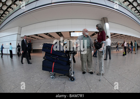 Londres Heathrow Terminal 5 arrivées d'accueil Passagers Banque D'Images