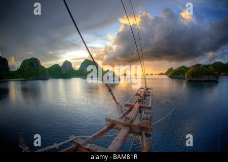 Coucher du soleil à Raja Ampat Raja Ampat en Papouasie occidentale en Indonésie Banque D'Images