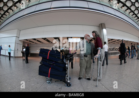 Londres Heathrow Terminal 5 arrivées d'accueil Passagers Banque D'Images