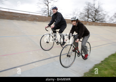 Tessa Jowell sur son vélo à un ancien vélodrome olympique de Londres Banque D'Images