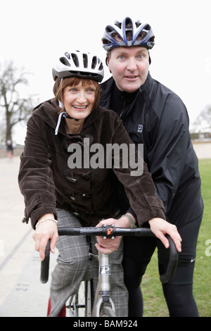 Tessa Jowell sur son vélo à un ancien vélodrome olympique de Londres Banque D'Images