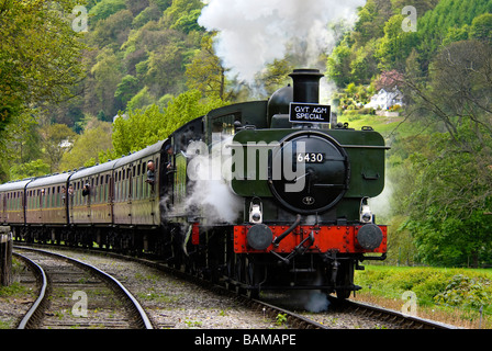 Les moteurs du réservoir à double tête dirigée par ex GWR 0-6 réservoir-0PT No 6430 sortir de Llangollen. Banque D'Images